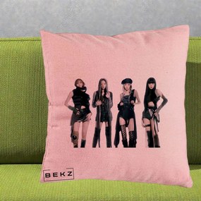 Perna Personalizata K-pop BLACKPINK Tinute Negre Elegante Grup, 40x40 cm, Roz, Husa Detasabila, Perna Inclusa, BEKZ®