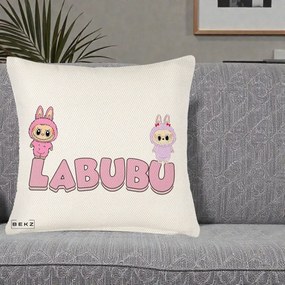 Perna Personalizata Labubu Duo Roz-Lila cu Text, 40x40 cm, Crem Reliefat, Husa Detasabila, Perna Inclusa, BEKZ®