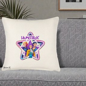 Perna Personalizata K-pop HUNTRX Trio Stea cu Pisica, 40x40 cm, Crem Reliefat, Husa Detasabila, Perna Inclusa, BEKZ®