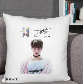 Perna Personalizata K-pop BTS Jungkook Portret cu Ochelari Autograf, 40x40 cm, Alb Pufos, Husa Detasabila, Perna Inclusa, BEKZ®