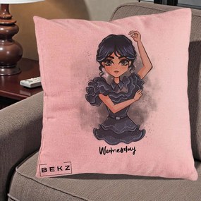 Perna Personalizata Wednesday Addams Dancing Queen, 40x40 cm, Roz, Husa Detasabila, Perna Inclusa, BEKZ®