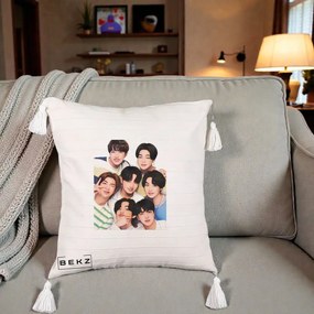 Perna Personalizata K-pop BTS Bangtan Boys Portret Grup Fanart, 40x40 cm, Bej cu Franjuri, Husa Detasabila, Perna Inclusa, BEKZ®