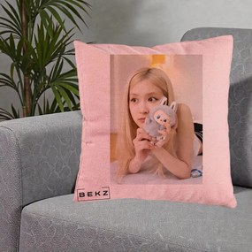 Perna Personalizata K-pop BLACKPINK Rose cu Papusa Iepure, 40x40 cm, Roz, Husa Detasabila, Perna Inclusa, BEKZ®