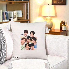 Perna Personalizata K-pop BTS Bangtan Boys Portret Grup Fanart, 40x40 cm, Bej cu Franjuri, Husa Detasabila, Perna Inclusa, BEKZ®