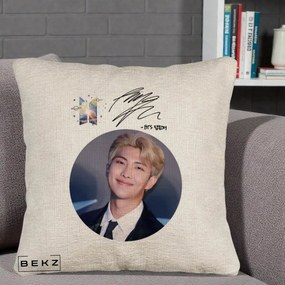Perna Personalizata K-pop BTS RM Namjoon Portret Cerc cu Autograf, 40x40 cm, Bej Canapea, Husa Detasabila, Perna Inclusa, BEKZ®