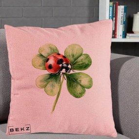 Perna Decorativa Buburuza Norocoasa pe Trifoi cu Patru Foi, 40x40 cm, Roz, Husa Detasabila, Perna Inclusa, BEKZ®