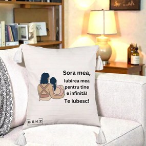 Cadou pentru Sora - Perna Personalizata Sora Mea Te Iubesc Doua Fete Fashioniste Line Art, 40x40 cm, Bej cu Franjuri, Husa Detasabila, Perna Inclusa, BEKZ®