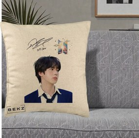Perna Personalizata K-pop BTS Jin Portret Tinuta Albastra Autograf, 40x40 cm, Bej, Husa Detasabila, Perna Inclusa, BEKZ®