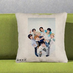 Perna Personalizata K-pop Stray Kids Foto Grup Bleu, 40x40 cm, Bej Canapea, Husa Detasabila, Perna Inclusa, BEKZ®