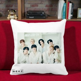 Perna Personalizata K-pop Stray Kids Foto Grup Alb All-White cu 8 Membrii, 40x40 cm, Alba Mata, Husa Detasabila, Perna Inclusa, BEKZ®