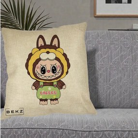 Perna Personalizata Labubu Leu Galben cu Salopeta, 40x40 cm, Crem, Husa Detasabila, Perna Inclusa, BEKZ®