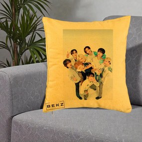 Perna Personalizata K-pop Stray Kids Foto Grup Bleu, 40x40 cm, Galben, Husa Detasabila, Perna Inclusa, BEKZ®
