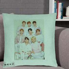 Perna Personalizata K-pop Stray Kids Foto Grup Pastel Roz-Alb cu 8 Membrii, 40x40 cm, Verde Menta, Husa Detasabila, Perna Inclusa, BEKZ®