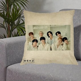 Perna Personalizata K-pop Stray Kids Foto Grup All-White Landscape, 40x40 cm, Crem, Husa Detasabila, Perna Inclusa, BEKZ®