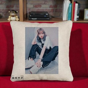 Perna Personalizata K-pop BLACKPINK Lisa, 40x40 cm, Bej Canapea, Husa Detasabila, Perna Inclusa, BEKZ®