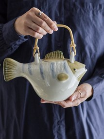 Ceainic din ceramică, în formă de pește, pictat manual, cu infuzor și mâner natur, „Wrenna", 24 x 13 x 13,5 cm