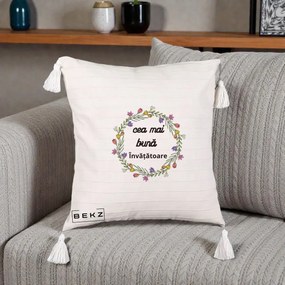 Cadou pentru Invatatoare - Perna Personalizata Cea mai Buna Invatatore cu Coronita Florala Colorata, 40x40 cm, Bej cu Franjuri, Husa Detasabila, Perna Inclusa, BEKZ®