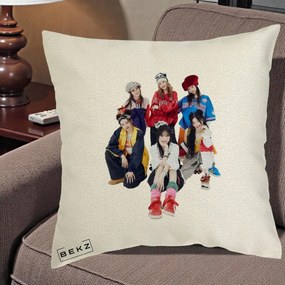 Perna Personalizata Grup K-pop Fete Streetwear Foto, 40x40 cm, Ecru, Husa Detasabila, Perna Inclusa, BEKZ®