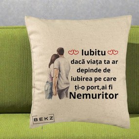 Cadou pentru Iubita - Perna Personalizata Iubitu Nemuritor cu Cuplu Acuarela si Inimi Rosii, 40x40 cm, Bej, Husa Detasabila, Perna Inclusa, BEKZ®