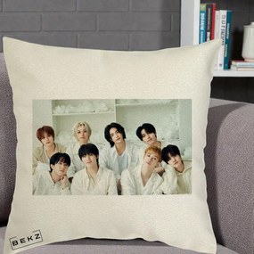 Perna Personalizata K-pop Stray Kids Foto Grup All-White Landscape, 40x40 cm, Ecru, Husa Detasabila, Perna Inclusa, BEKZ®