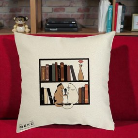 Perna Personalizata Pisici si Carti pe Raft, 40x40 cm, Ecru, Husa Detasabila, Perna Inclusa, BEKZ®