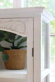 Vitrină albă antichizată din lemn cu uși vitrate și detalii sculptate, finisaj crem antichizat, 3 rafturi, 170×97×41 cm, „Béatrice"