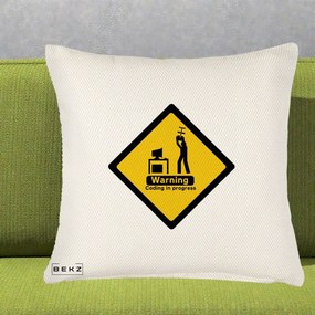 Perna Personalizata Warning Coding in Progress, 40x40 cm, Crem Reliefat, Husa Detasabila, Perna Inclusa, BEKZ®