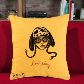 Perna Personalizata Wednesday Addams cu Caine Dalmatian, 40x40 cm, Galben, Husa Detasabila, Perna Inclusa, BEKZ®