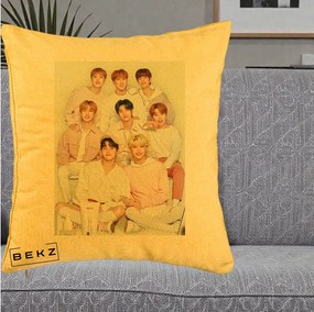 Perna Personalizata K-pop Stray Kids Foto Grup Pastel Roz-Alb cu 8 Membrii, 40x40 cm, Galben, Husa Detasabila, Perna Inclusa, BEKZ®