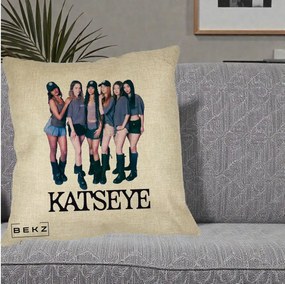Perna Personalizata K-pop KATSEYE Grup Foto Tinute Gri, 40x40 cm, Crem, Husa Detasabila, Perna Inclusa, BEKZ®