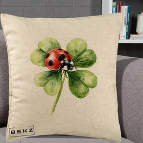 Perna Decorativa Buburuza Norocoasa pe Trifoi cu Patru Foi, 40x40 cm, Bej, Husa Detasabila, Perna Inclusa, BEKZ®