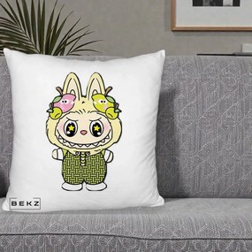 Perna Personalizata Labubu Galben cu Mere si Salopeta, 40x40 cm, Alb Pufos, Husa Detasabila, Perna Inclusa, BEKZ®