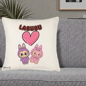 Perna Personalizata Labubu Cuplu Inima, 40x40 cm, Crem Reliefat, Husa Detasabila, Perna Inclusa, BEKZ®