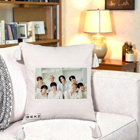 Perna Personalizata K-pop Stray Kids Foto Grup All-White Landscape, 40x40 cm, Bej cu Franjuri, Husa Detasabila, Perna Inclusa, BEKZ®