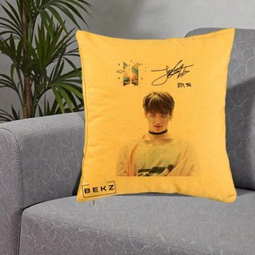 Perna Personalizata K-pop BTS Jungkook Portret cu Ochelari Autograf, 40x40 cm, Galben, Husa Detasabila, Perna Inclusa, BEKZ®