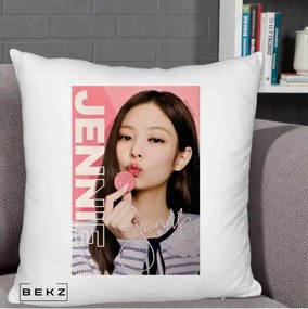 Perna Personalizata K-pop BLACKPINK Jennie cu Semnatura si Fond Roz, 40x40 cm, Alb Pufos, Husa Detasabila, Perna Inclusa, BEKZ®