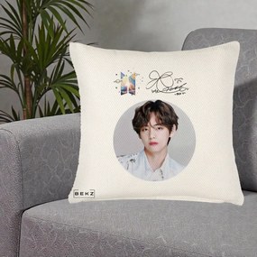 Perna Personalizata K-pop BTS V Taehyung Portret Cerc Autograf, 40x40 cm, Crem Reliefat, Husa Detasabila, Perna Inclusa, BEKZ®