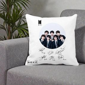 Perna Personalizata K-pop BTS Fotografie Grup Costum Negru si Autografe Cerc, 40x40 cm, Alba Mata, Husa Detasabila, Perna Inclusa, BEKZ®