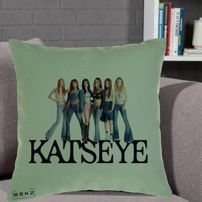 Perna Personalizata K-pop KATSEYE Foto Grup Blugi, 40x40 cm, Verde, Husa Detasabila, Perna Inclusa, BEKZ®