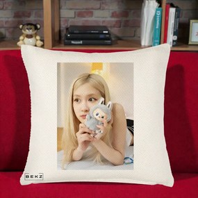 Perna Personalizata K-pop BLACKPINK Rose cu Papusa Iepure, 40x40 cm, Crem Reliefat, Husa Detasabila, Perna Inclusa, BEKZ®