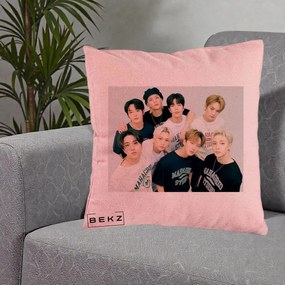 Perna Personalizata K-pop Stray Kids Foto Grup Text, 40x40 cm, Roz, Husa Detasabila, Perna Inclusa, BEKZ®