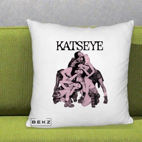 Perna Personalizata K-pop KATSEYE Foto Roz Vintage, 40x40 cm, Alb Pufos, Husa Detasabila, Perna Inclusa, BEKZ®
