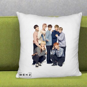 Perna Personalizata K-pop BTS Foto Grup In Picioare Tricoturi, 40x40 cm, Alb Pufos, Husa Detasabila, Perna Inclusa, BEKZ®