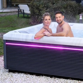 Minipiscina jacuzzi 7 persoane, alb-lucios, 46 jeturi hidromasaj, 215   215 cm, WiFi, sistem audio, Wellis Mandala Deluxe