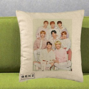 Perna Personalizata K-pop Stray Kids Foto Grup Pastel Roz-Alb cu 8 Membrii, 40x40 cm, Bej, Husa Detasabila, Perna Inclusa, BEKZ®