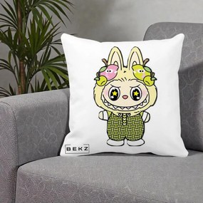 Perna Personalizata Labubu Galben cu Mere si Salopeta, 40x40 cm, Alba Mata, Husa Detasabila, Perna Inclusa, BEKZ®