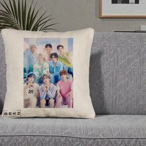 Perna Personalizata K-Pop Grup Foto Pasteluri cu 8 Artisti, 40x40 cm, Bej Canapea, Husa Detasabila, Perna Inclusa, BEKZ®