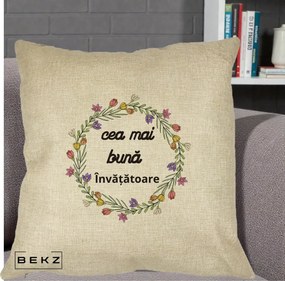 Cadou pentru Invatatoare - Perna Personalizata Cea mai Buna Invatatore cu Coronita Florala Colorata, 40x40 cm, Crem, Husa Detasabila, Perna Inclusa, BEKZ®