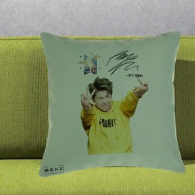 Perna Personalizata K-pop BTS RM Namjoon Hanorac Galben Autograf, 40x40 cm, Verde, Husa Detasabila, Perna Inclusa, BEKZ®