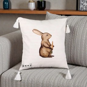Perna Decorativa Iepuras Acuarela cu Morcov, 40x40 cm, Bej cu Franjuri, Husa Detasabila, Perna Inclusa, BEKZ®